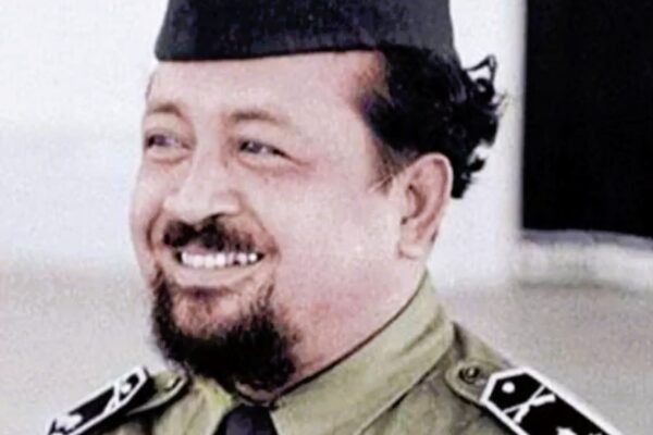 Potret Jenderal Gatot Subroto mengenakan seragam militer dengan senyum hangat, tokoh nasional Indonesia yang namanya diabadikan sebagai nama jalan utama di berbagai kota.