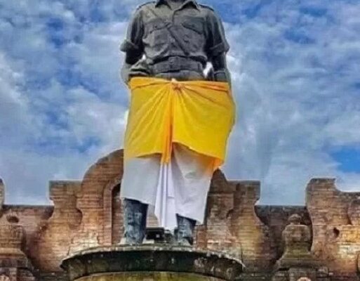 Patung I Gusti Ngurah Rai yang mengenakan kain adat Bali berwarna kuning dan putih,
