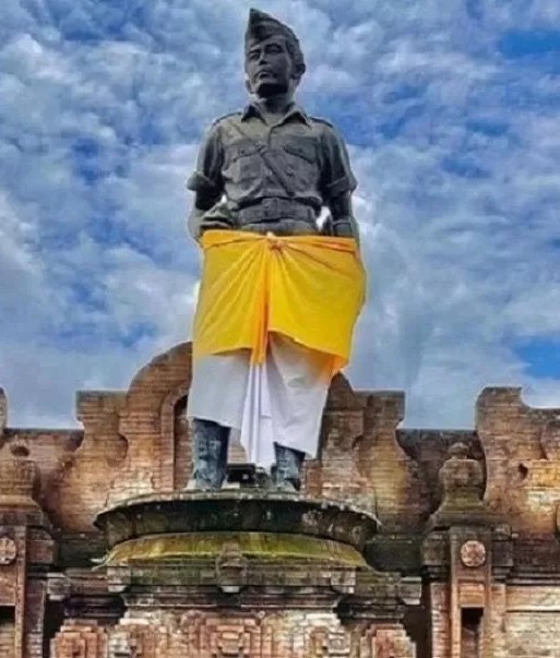 Patung I Gusti Ngurah Rai yang mengenakan kain adat Bali berwarna kuning dan putih,