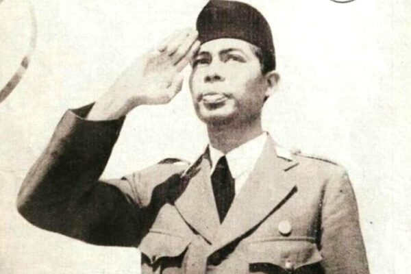 Jenderal Sudirman memberikan hormat sebagai Panglima Besar Indonesia, pahlawan nasional yang dikenal dengan perang gerilyanya.