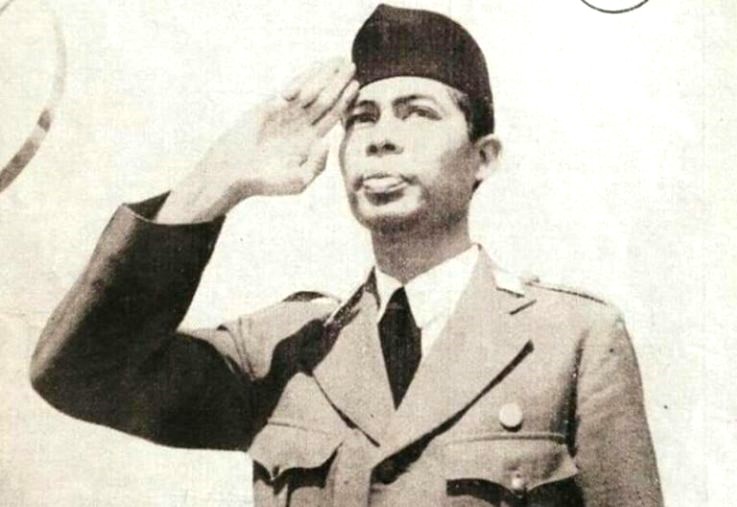 Jenderal Sudirman memberikan hormat sebagai Panglima Besar Indonesia, pahlawan nasional yang dikenal dengan perang gerilyanya.