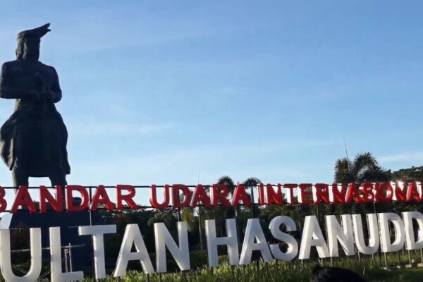 Monumen Sultan Hasanuddin di Bandara