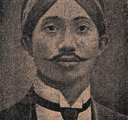 H.O.S. Tjokroaminoto, guru bangsa, mengenakan beskap dan peci, foto hitam-putih