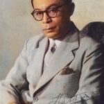 Mohammad Hatta mengenakan jas resmi