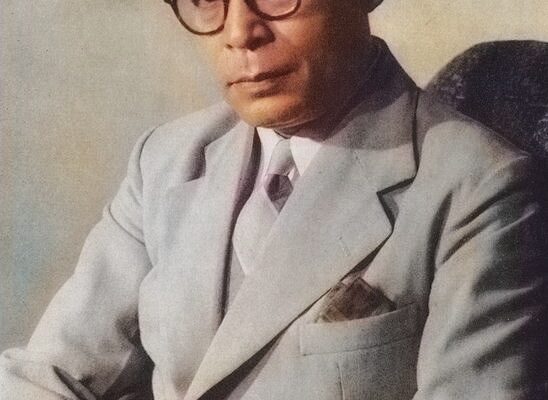 Mohammad Hatta mengenakan jas resmi