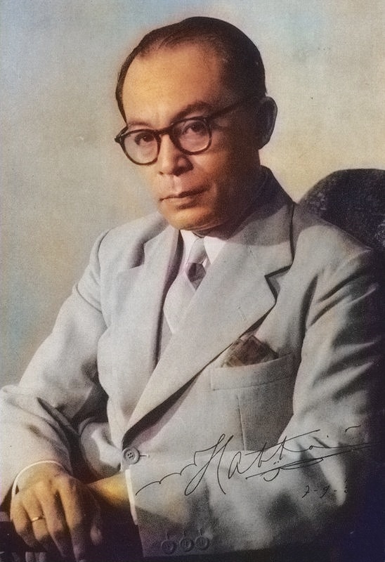 Mohammad Hatta mengenakan jas resmi