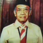 Potret Sri Sultan Hamengkubuwono IX mengenakan seragam Pramuka lengkap