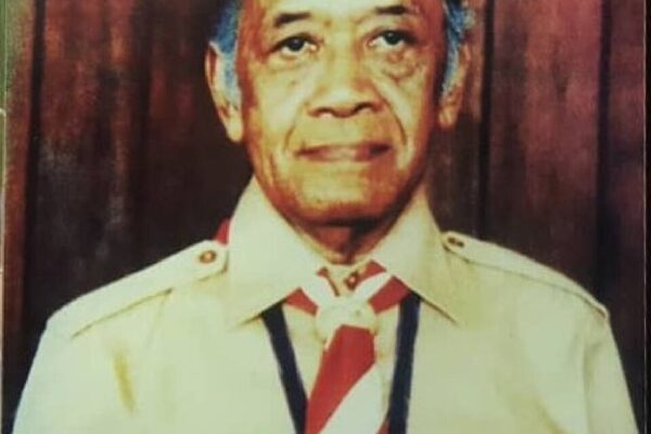 Potret Sri Sultan Hamengkubuwono IX mengenakan seragam Pramuka lengkap