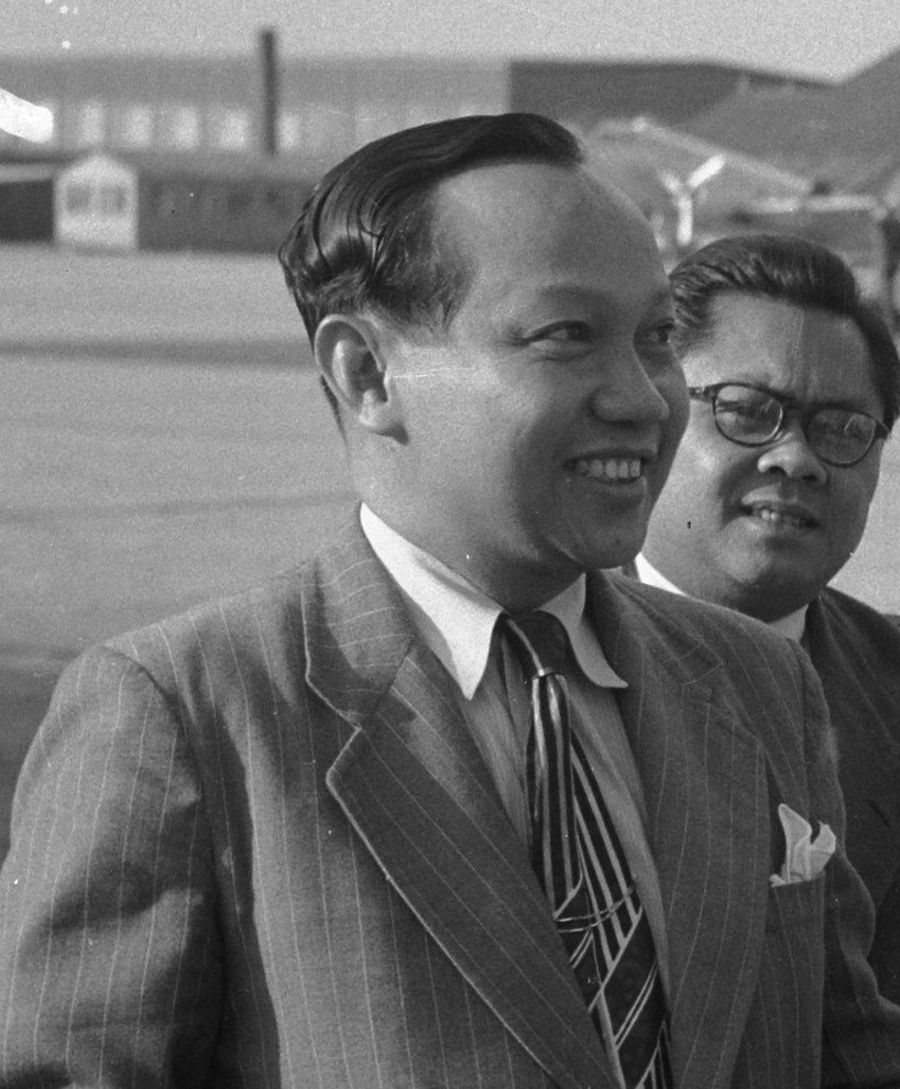 Soepomo di Bandara Schiphol, 1951.