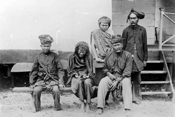 Cut Nyak Dhien ditangkap Belanda bersama pengikutnya, 1905.
