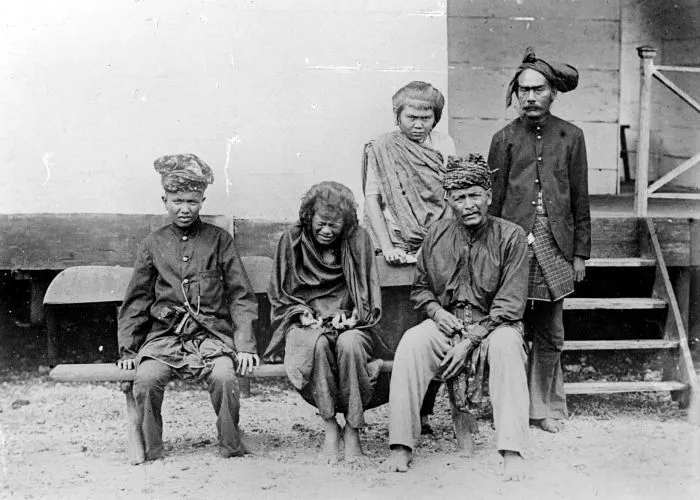 Cut Nyak Dhien ditangkap Belanda bersama pengikutnya, 1905.