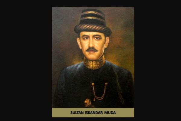 Potret Sultan Iskandar Muda dengan pakaian adat Aceh dan latar lukisan klasik.