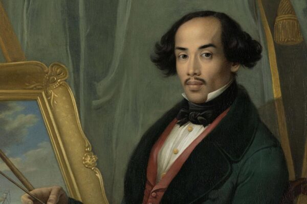 Potret Raden Saleh sedang melukis, mengenakan jas hijau dan dasi kupu-kupu.