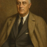 Potret Franklin D. Roosevelt bergaya klasik dengan jas formal dan mantel.