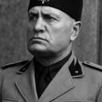 Ilustrasi hitam putih Benito Mussolini dalam seragam militer Italia.