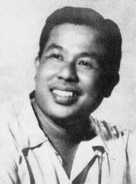 Potret Djamaluddin Malik mengenakan jas, tersenyum di depan kamera