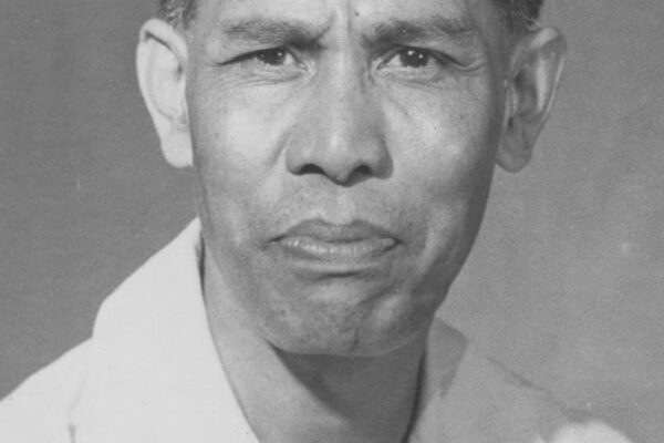 Potret Johannes Leimena mengenakan kemeja putih