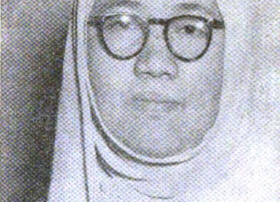 Potret formal Rasuna Said mengenakan kerudung dan kacamata, tampak penuh wibawa.