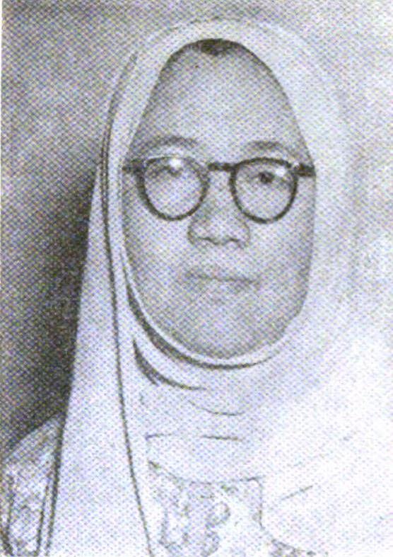 Potret formal Rasuna Said mengenakan kerudung dan kacamata, tampak penuh wibawa.