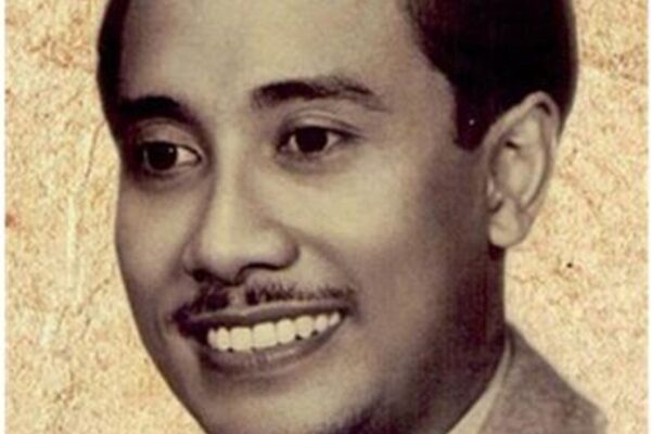 Potret Bung Tomo mengenakan jas dan dasi, tersenyum.