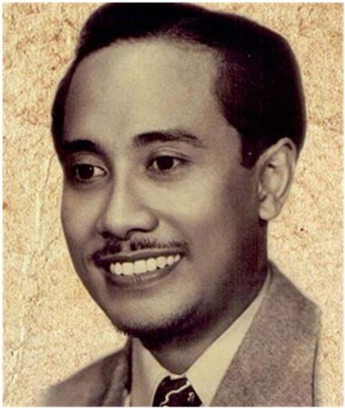Potret Bung Tomo mengenakan jas dan dasi, tersenyum.