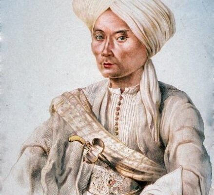 Potret Pangeran Diponegoro mengenakan sorban putih dan pakaian tradisional Jawa