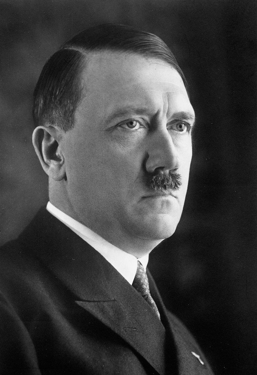 Potret Adolf Hitler mengenakan setelan jas hitam, tampak serius menatap ke arah kanan.