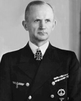 Karl Dönitz: Laksamana Jerman dan Pemimpin Terakhir Nazi Potret Karl Dönitz dalam seragam angkatan laut Jerman
