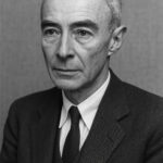 Potret J. Robert Oppenheimer dalam setelan jas hitam putih